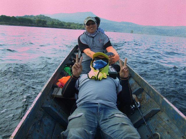 ใกล้หมดเวลา นั่งเรือย้อนเข้าฝั่ง เส สบายใจนอนยาว 
ส่วนท่าน MD ยิ้มแหยๆ หมายความว่าไงครับ    :grin: 