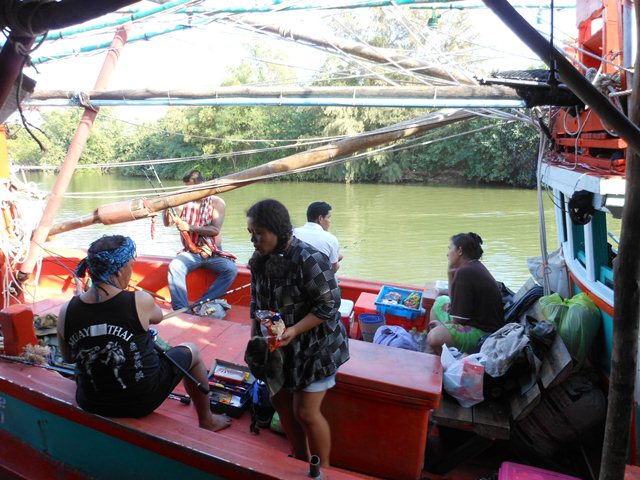 แล้วก็เดินทางมาถึงที่ลงเรือจ้า