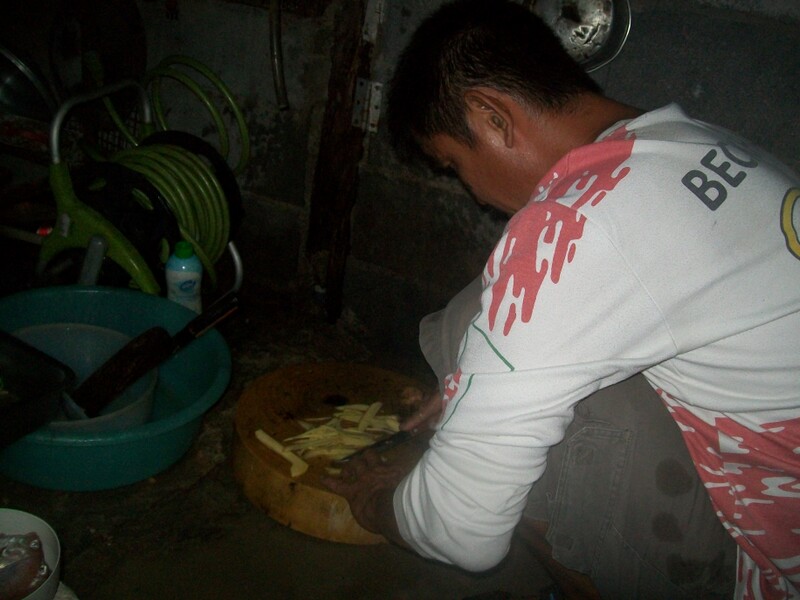 เฮียกวงมาช่วยทำปลานึ่งครับ  :love: