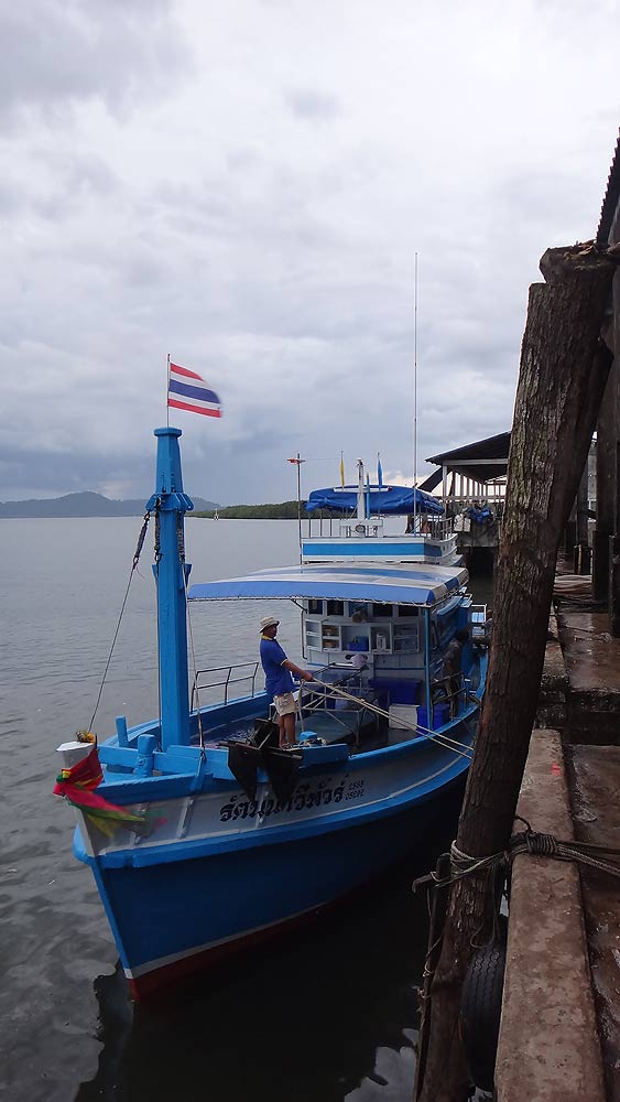 ถึงท่าเรือคุระบุรี ก็บ่ายแก่ๆ..............
ลำนี้เลยครับ.....เรือ [b]"รัตนนาวีทัวร์"[/b] ที่จะพาเ