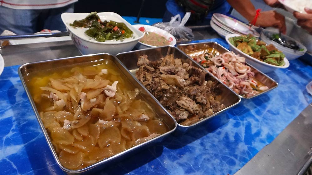 อาหารมื้แรกบนเรือ.......ไต๋เชียรบอก [b]"กินเยอะๆ ถึงหมายจะได้มีแรงจิ๊กๆๆๆ"[/b]
 :idea: :idea: :id