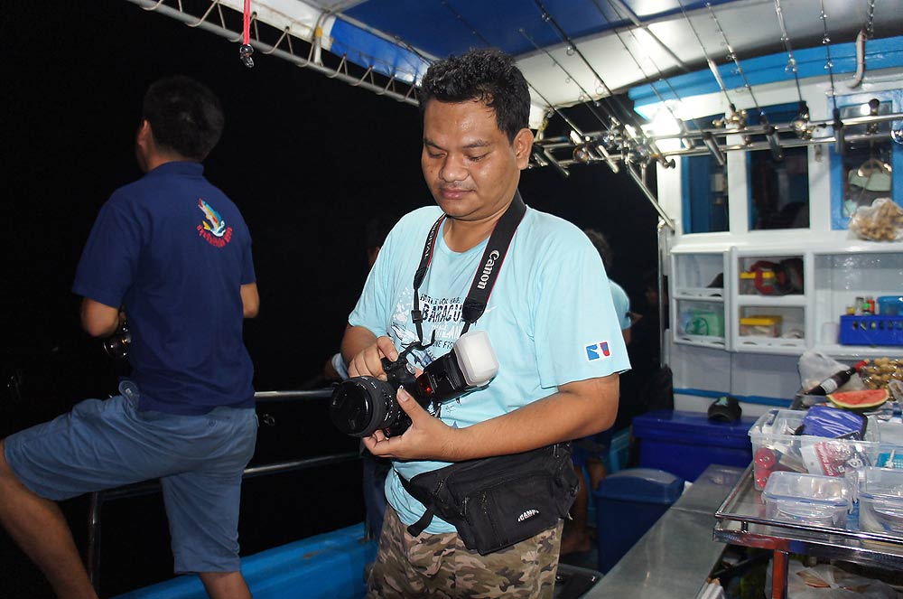 ประมาณเที่ยงคืน........."เรือรัตนนาวี"....ก็พาพวกเรามาถึงหมายแรก......

คนอื่นเค้าจับคันเบ็ด....
