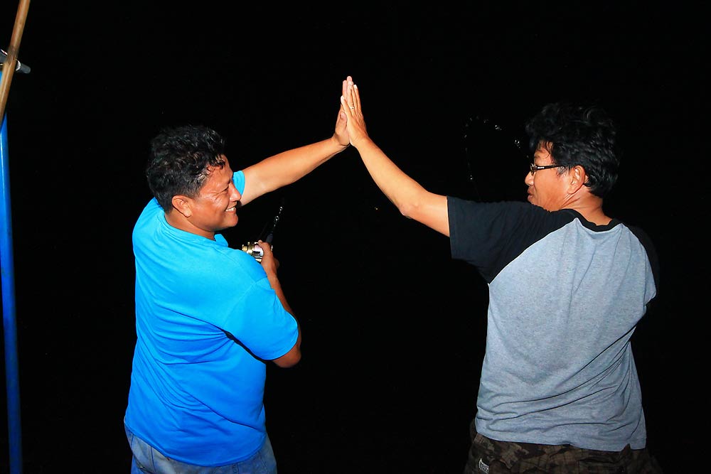 ยืนใกล้กัน...ปลากินพร้อมกัน.....มีกล้องอยู่ด้านหลัง......ก็ต้องออกอาการกันหน่อยย.....เอิ้กๆๆ
 :laug