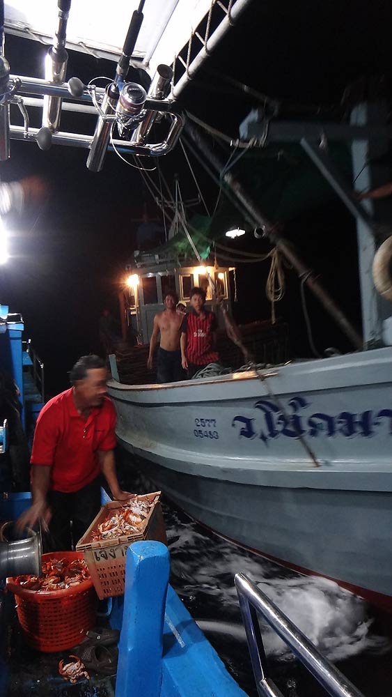 ก่อนเช้า....ก็มีการพักเบรคนิดหน่อย.....เมื่อเรือปูจั๊กจั่นมาเทียบข้าง.......โดยการวิทยุคุยของไต๋เชีย