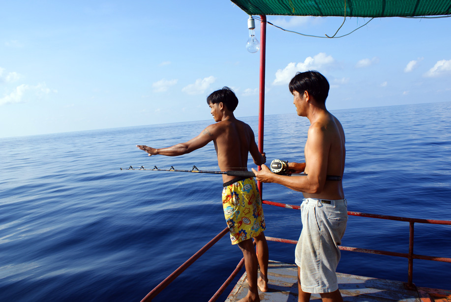    [b]ระหว่างวิ่งเรือกลับ ก็ปล่อยสายไว้ท้ายเรือ ก็มีปลาหลงมากัดเหยื่อเรา  ให้น้าราชสีห์เป็นคนอัด[/b]