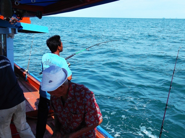 ไต๋เรือก็ช่วยตกเหมือนกัน โดนไปอีกคนเหมือนกันครับ  :laughing: :laughing: