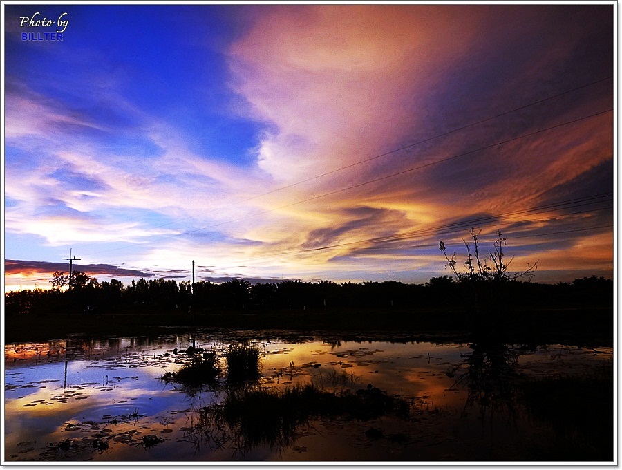 


 [center] [b]"ฟ้า สีเพลิง"[/b][/center]