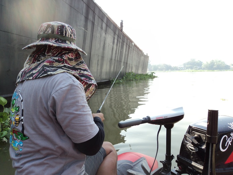 [center][b] ตีตามแนวเรือตีเลาะไปเรื่อยๆครับ...เห็นไล่ลูกปลาก็หวดโล๊ดดด  โดนแน่ๆ เหลี่ยมไม่เยอะเหมือน