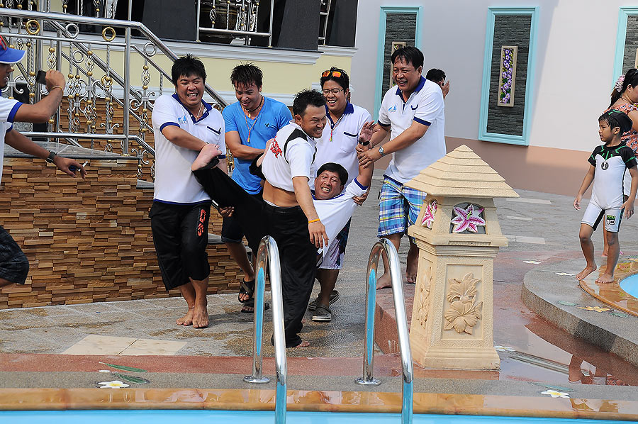 ป๊าดดดดด.....นี่เล่นหัวหน้าทีมปลายางมาเลยเหรอ มิน่ารุมแห่กันมาเลย :laughing: :laughing: :laughing: :
