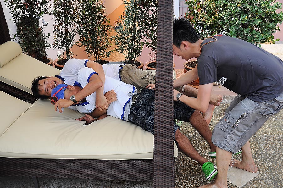 ขัดขืนเหรอให้อีหนุ่มปล้ำเลยยยย :laughing: :laughing: :laughing: :laughing: :laughing:
