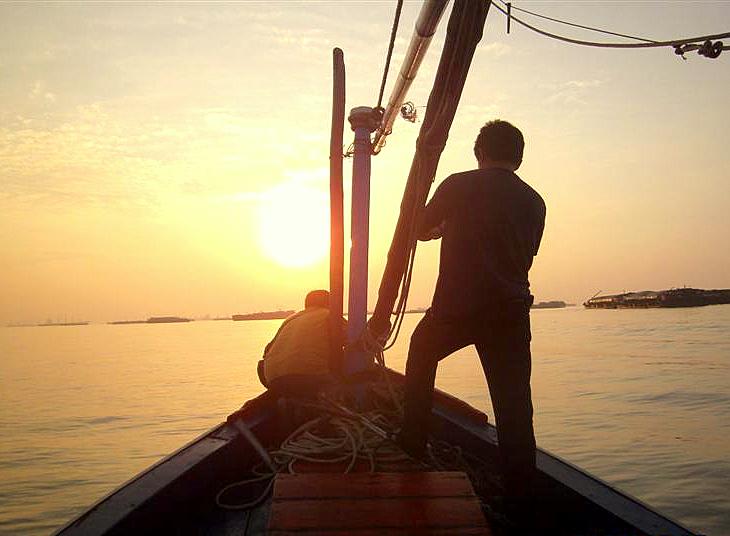เราเตรียมดอกไม้ ธูป ผลไม้ไหว้ ย่านางเรือ ขอให้เดินทางปลอดภัยไร้อุปสรรค..

ทะเลยามเช้าสวยงามมาก   น