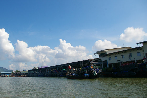 การรอคอย สิ้นสุดลง หลังจากเครื่องเรือเริ่มเดินเครื่อง ใบพัดเริ่มหมุน พาเรือเดินหน้าออกสู่ืท้องทะเลกว