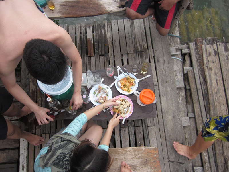 ส้มตำกลางเขื่อน กินไปบ่นไป เผ็ดๆๆ แป้บเดียว เหลือแต่จานขนาดเผ็ดนะเนี่ย :laughing: