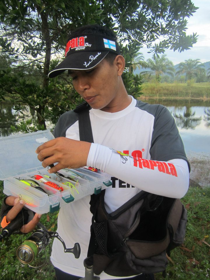  [b]วันนี้จัดเต็มครับไม่ได้ตกปลามานาน วันเลยพาเหยื่อลูกรัก เหยื่อของ Rapala ที่ผมมีและใช้เป็นประจำ ส