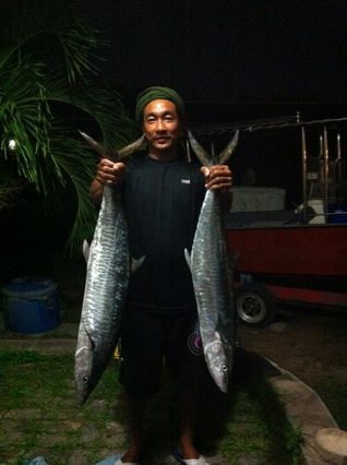 ตกอยู่จนเย็นมีปลากินเบ็ดอีกทีเดียว เรือตั้ง 10 ลำ ปลากินเบ็ดแต่ 6ที ปลาขึ้นแค่ 4ตัว
ผมว่าปลามันกระด