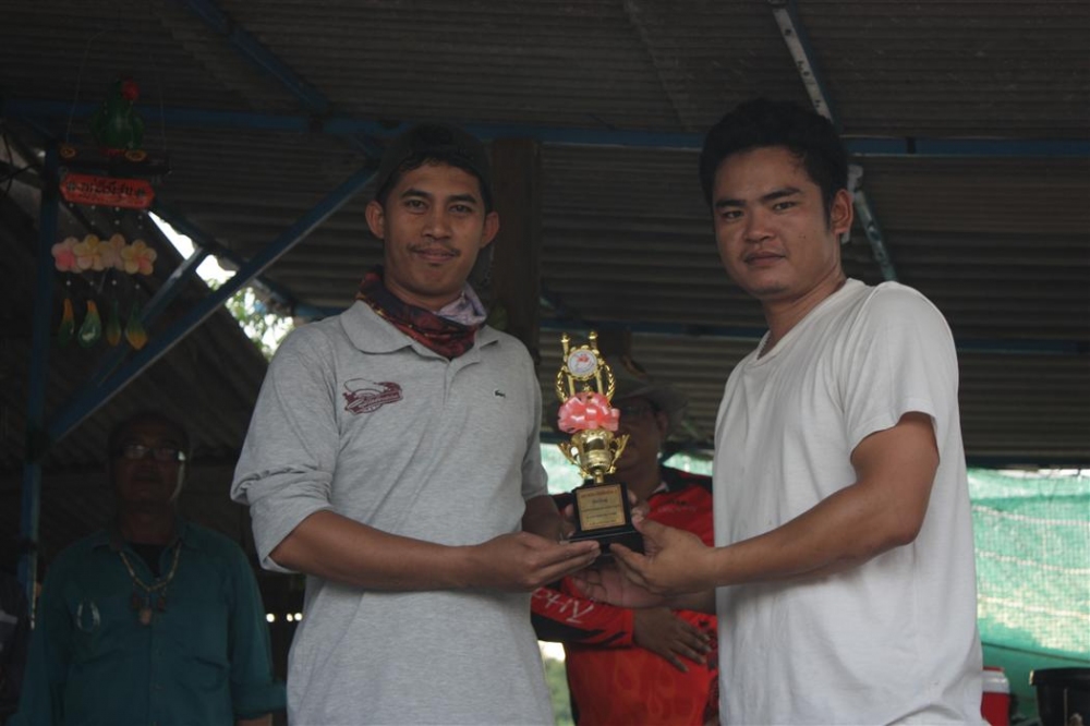 ทีมบ่อลุงวี กับถ้วยรางวัลรองชนะเลิศอันดับที่ 2 ประเภทปลาใหญ่ ยินดีด้วยนะครับผม :cheer: :cheer: :chee