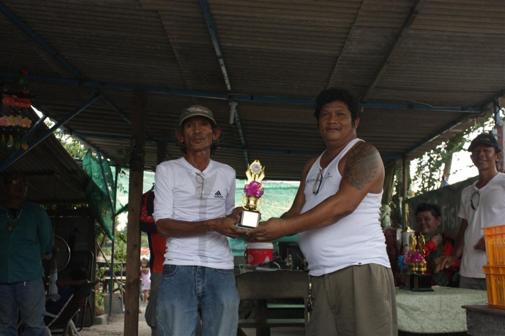 พี่ลภ ทีมศรีราชาหลิว กับถ้วยรางวัลรองชนะเลิศอันดับที่ 4 ประเภทปลาไซส์ 0.99 กก. :cheer: :cheer: :chee
