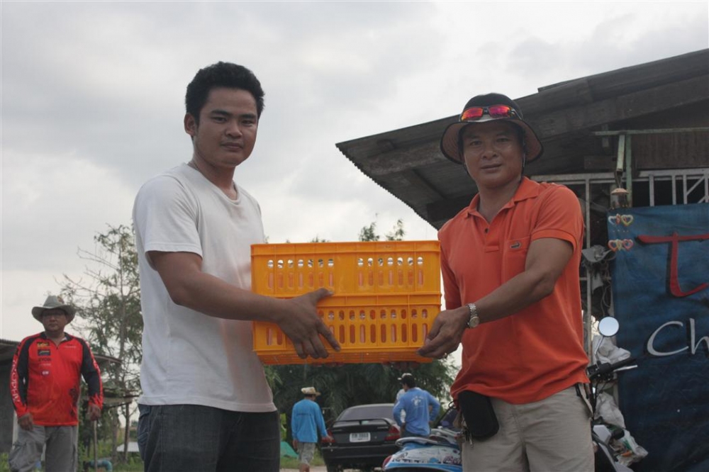 พี่แต๋งทีมบางพระ ช่วยนำแก้วน้ำพร้อมเงิน จำนวน 2000 บาทช่วยซื้อของใช้ มาร่วมมอบ ให้แก่ทางสำนักสงฆ์ ขอ
