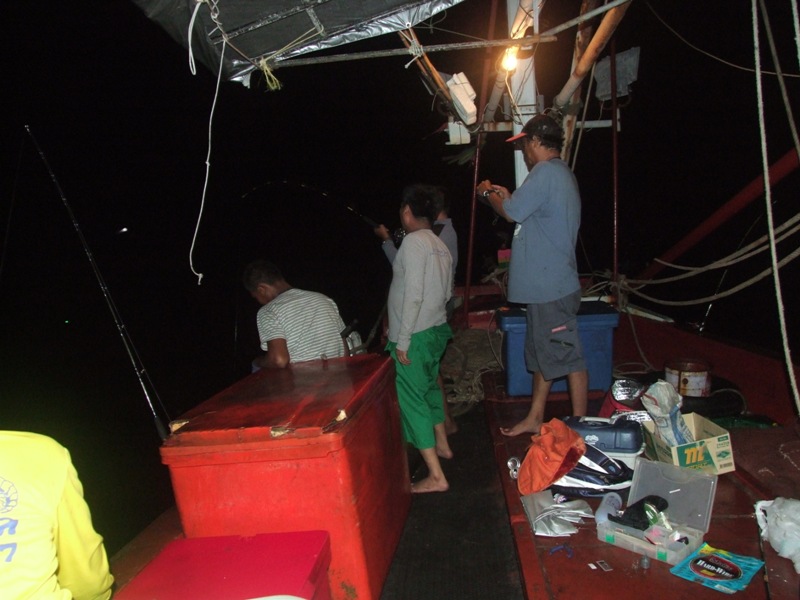 มาที่ฉากตอนกลางคืน ปลาอังเกย ก็มาต้อนรับพร้อมกับฝูงกะมง  ก็พอได้คนละ หนุบหนับครับ

 :cheer: :cheer