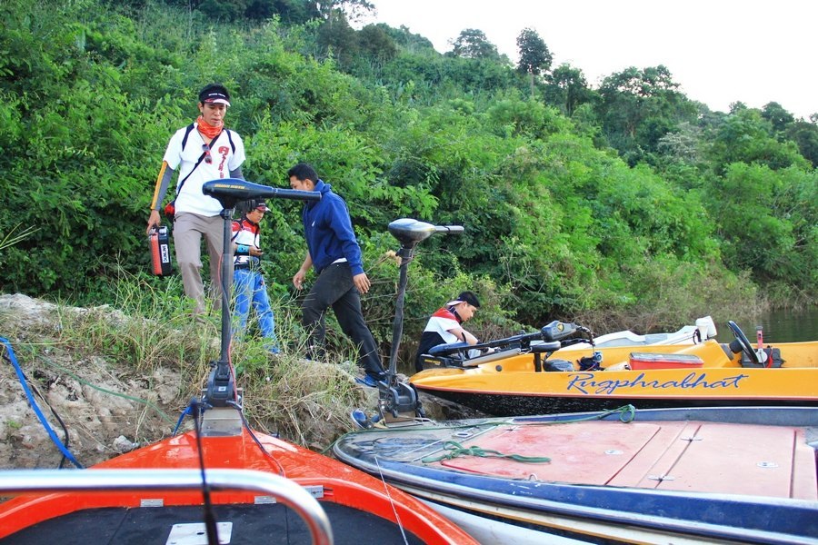 แต่ละคนเดินขวักไขว่ เตรียมเอาของลงเรือกันแล้วครับ