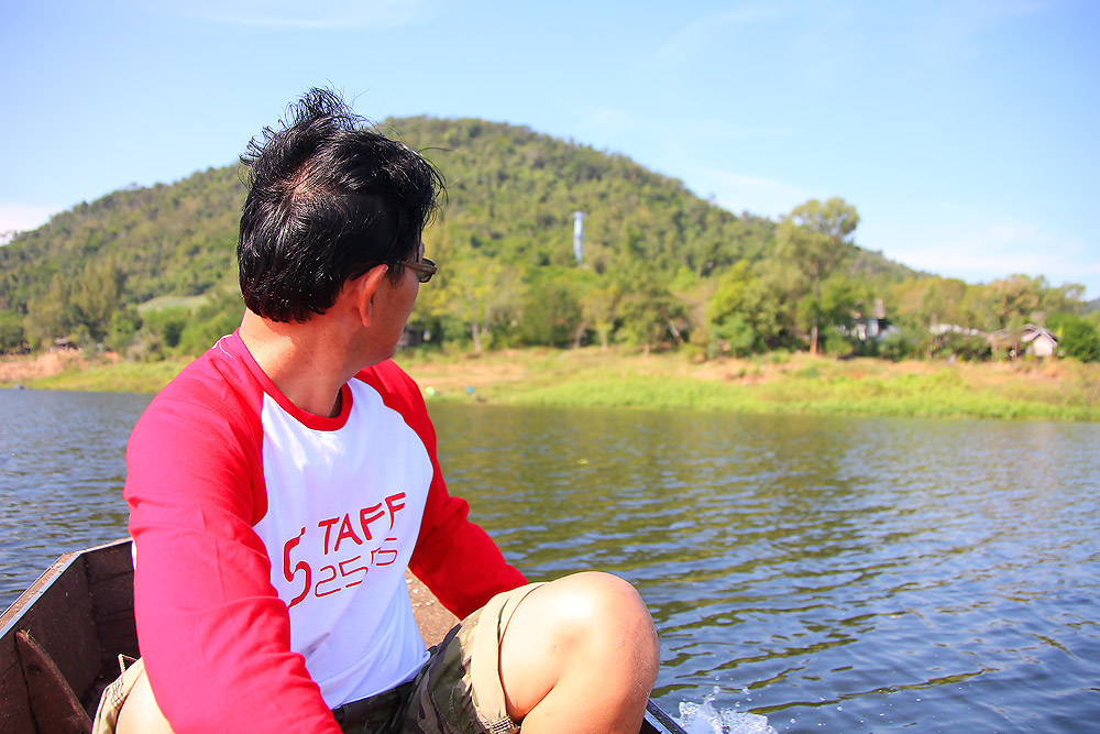 ป๋าบอกนั่น แหละโรงเรียนที่เราจะไปมอบทุนกัน จริงๆแล้วขับเรือผ่านบ่อยนะแต่ไม่เคยรู้ว่าเป็นโรงเรียน :gr
