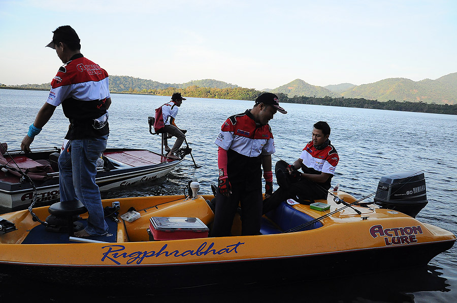 มาถึงหมายเซ็ทคนลงเรือเรียบร้อย นักข่าวกับตากล้องทุกคนสรุปให้ลงกับโม่ง ชิกหายแล่ะ...ตรุยิ่งอายกล้องอย