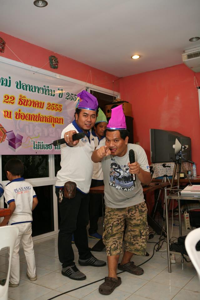 [b]ช่วงที่รอ น้าๆสมาชิก ที่ยังมาไม่ถึง สองหนุ่ม ก็ซ้อมกันใหญ่เลยครับ อิอิ[/b]
 :talk: :talk: :talk: