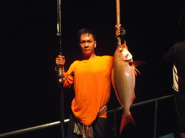 พี่ใหญ่กับปลาแดงแซวครับนี่ก็อีกตัวที่ได้น้อยตัวลงไปมากแล้วครับที่สิมิลัน :cheer: :cheer: :cheer: :ch