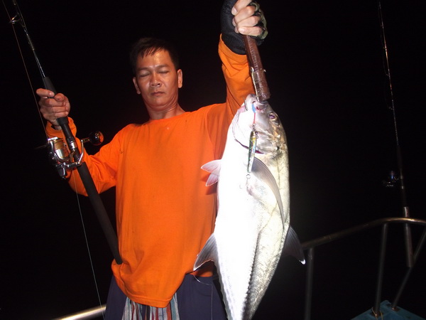 พี่ใหญ่กับปลากะมงตาแดงครับ...ตากล้องถ่ายแต่ท้ายเรืออย่างเดียวเลยครับที่หัวเรือเค้าล่อเรนน์โบว์รันเนอ