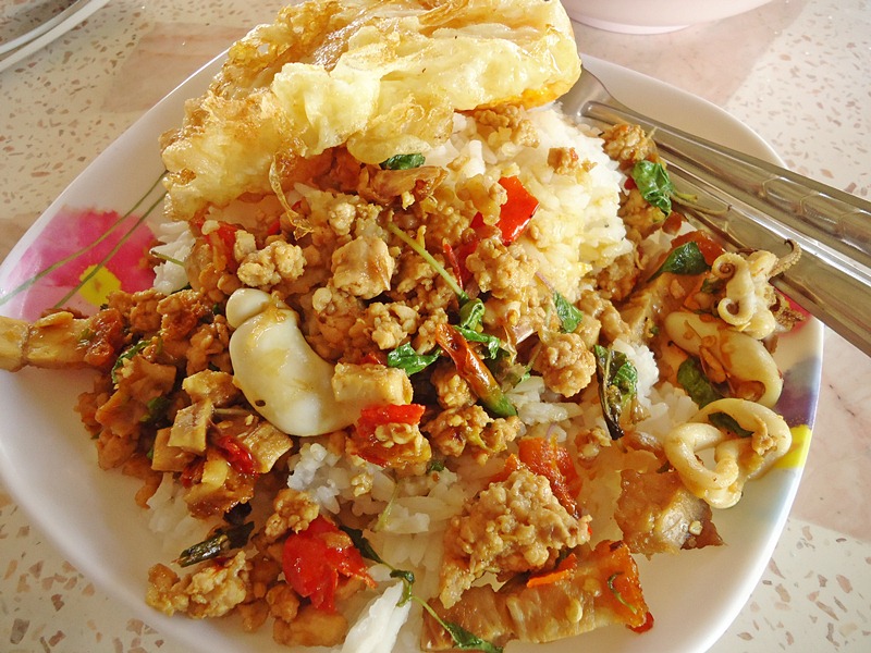 กระเพรารวมมิตร ราดข้าว !!!    :umh: :umh: :umh: