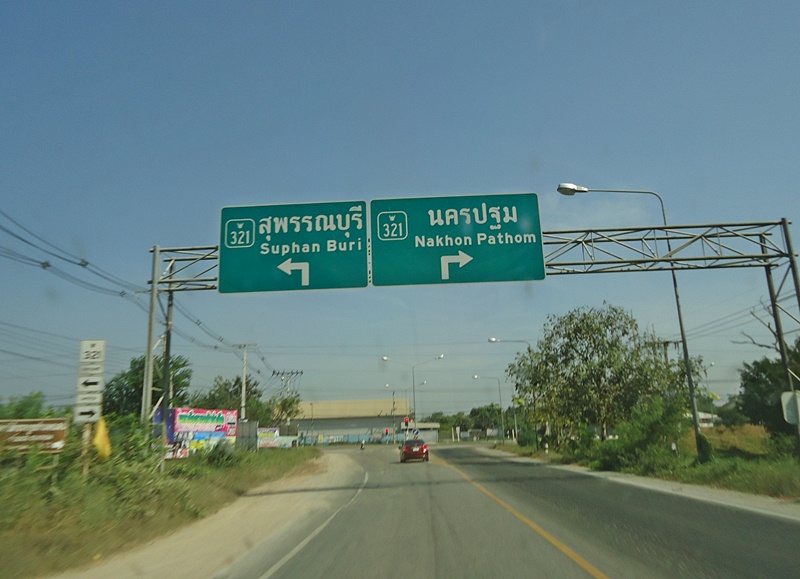 น้าอ๋า..พาขับรถ ออกมาทางนี้ เพื่อไปหมายของ พี่ทุย !!!    :grin:

บอกว่าเดี๋ยว..เย็นๆ แดดร่มซักหน่อ