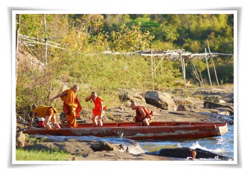  เรือลำนี้ใหญ่และหนักมาก ครั้งหนึ่งผมเคยดันเรือลำนี้ออกจากฝั่งสองคนกับหลวงพี่ยังแทบไม่ขยับเลยต้องใช้