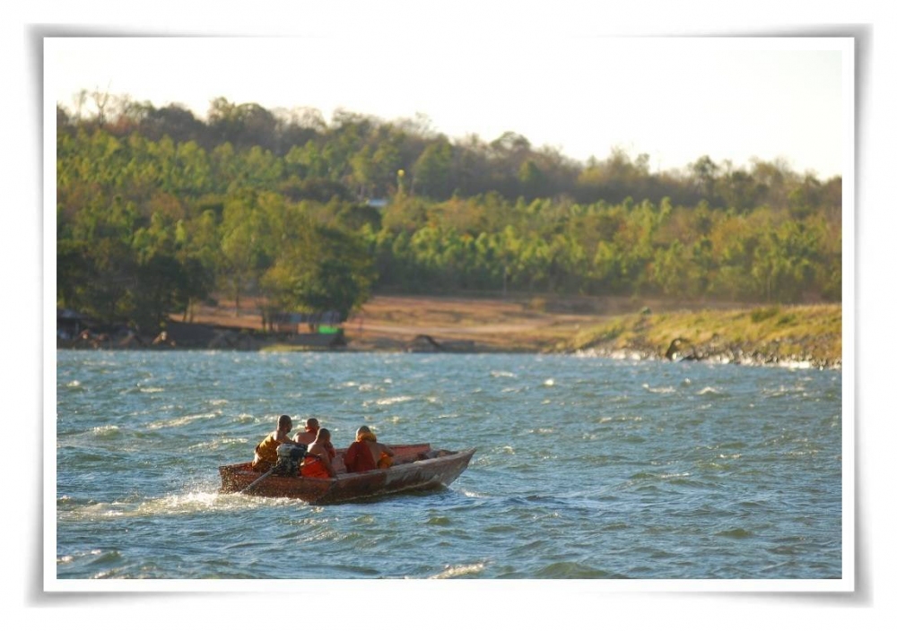  คลื่นตีเรือออกไปเรื่อยๆครับ ช่วงนี้เรือจะขวางคลื่น