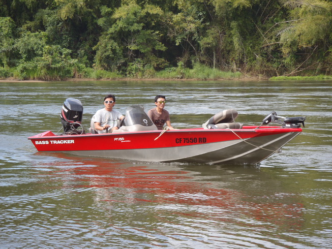 เรือยังใช้กานดีเหมือนเดิมครับ  :laughing: