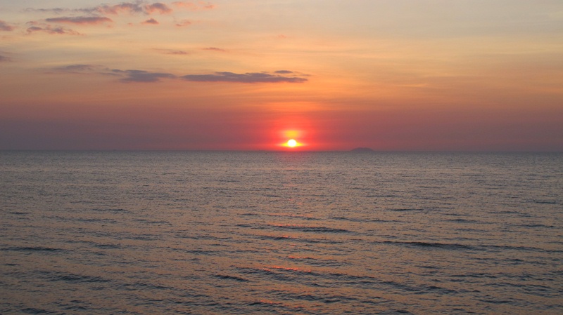 พระอาทิตย์ตกทะเล........ลากันด้วยภาพนี้ละครับ

ส่งท้ายปีเก่า สุขสันต์ปีใหม่ ทุกท่านครับ  เจอกันทริ