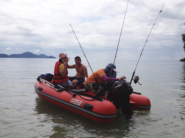 เสร็จแล้ว แฟนคลับขอนั่งเรือ เที่ยวรอบหาด แม็กจัดให้ 

ช่วงบ่ายลมหายไปไหนไม่รู้ เหมือนหนังคนล่ะม้วน