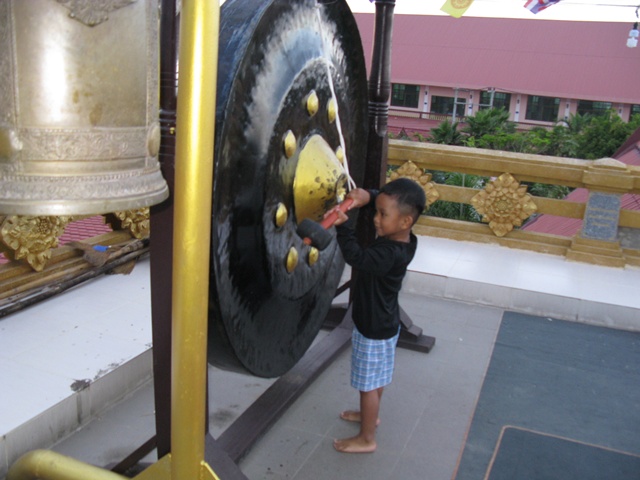 ไหว้พระแล้วก็ต้ิองตีฆ้องให้ดัง :laughing: :laughing: :laughing: