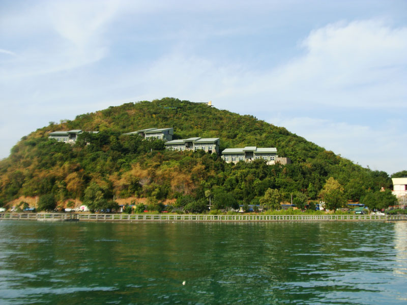 [b] มาถึงที่เอาเรือลง อยู่ข้างๆ"เขาหมาจอ" แสมสารวิลล่า [b]  :cheer: :cheer: