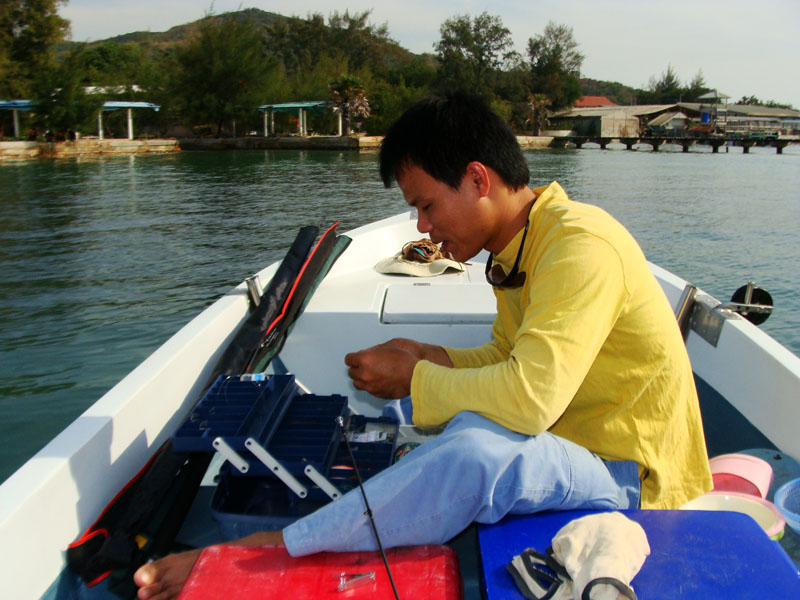 [b] ช่วงขามา เราไม่ได้แวะซื้อเหยื่อกันมา พอเอาเรือลง ก็เลยต้องไปหาซื้อเหยื่อ ช่วงนี้ว่าง น้าน้องก็เต