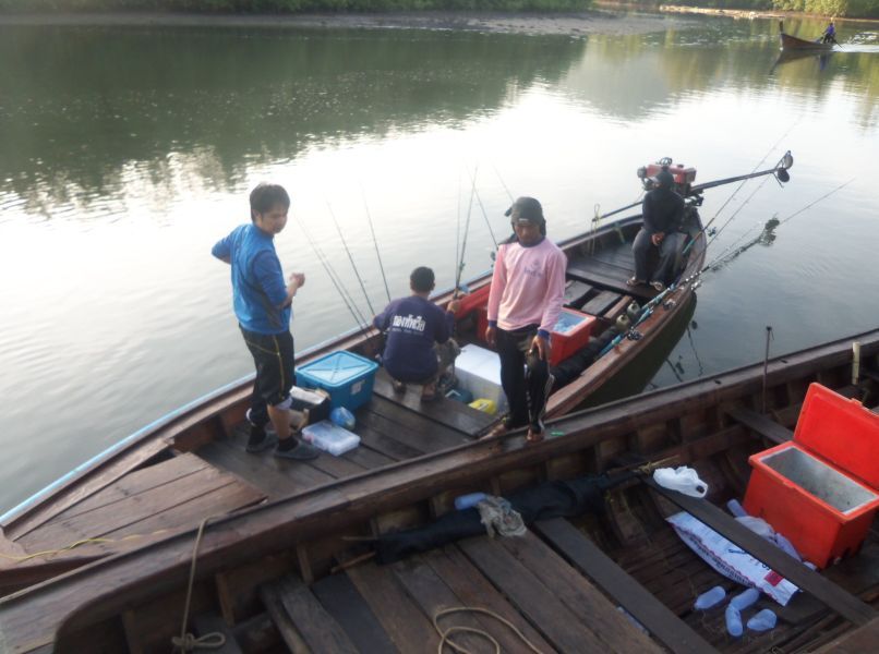 ขนของลงเรือ    น้ำลงมากเลยต้องไปใช้อ