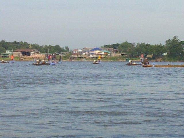 กลุ่มเรือชาวบ้านที่หาปลากันอยู่ครับ เขาใช้วิธีกระทุ้งน้ำเพื่อไล่ปลาให้เข้าข่ายที่ลอยอยู่ครับ