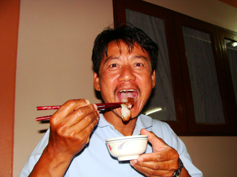 ได้นายแบบ มาทดสอบด้วย หลังกินอิ่มเห็นบ่นแสบลิ้นเลย สงสัยไม่ได้กินนานแล้ว  :laughing: :laughing:

ค