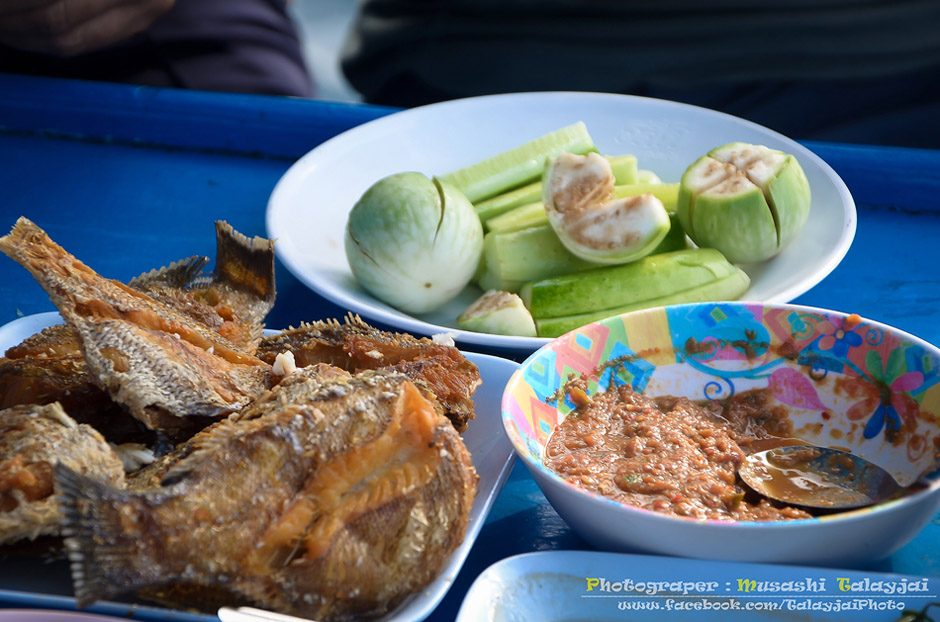 อาหารมื้อนี้....ตามที่เห็นในรูปครับ.....

แล้วก็กุ้งหวาน กับ ไข่พะโล้

 :smile: :smile: :smile: 