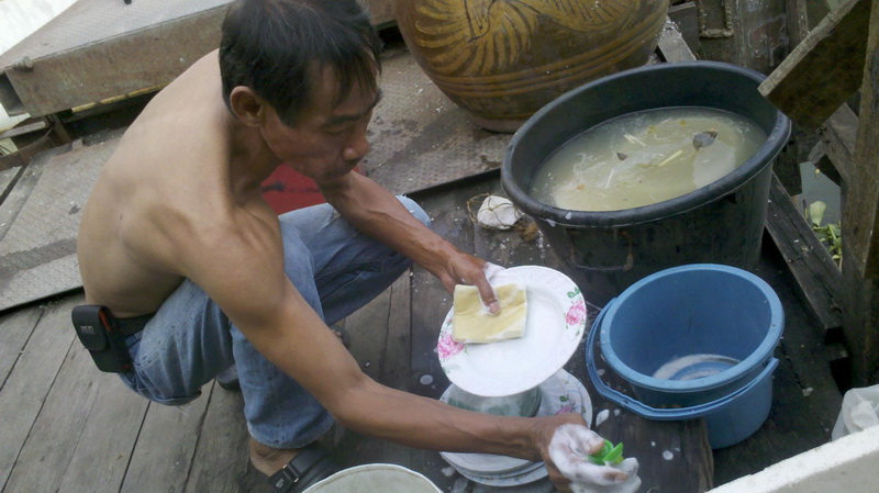กลับมาที่ชมรมพระนั่งเกล้า-ไทรม้า ตามิตรไทรม้าล้างจานรอปลา