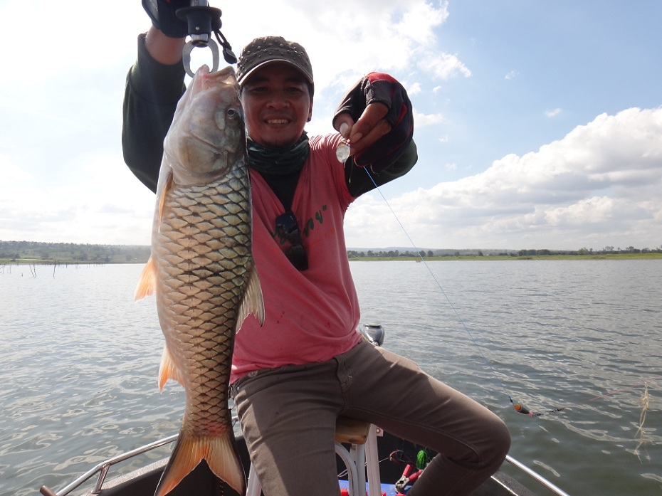ตัวนี้เจอ "เหลี่ยมแซ่บ" ของผมอีกเช่นเคย  โฉบเป็นโดนๆ :laughing: :laughing: