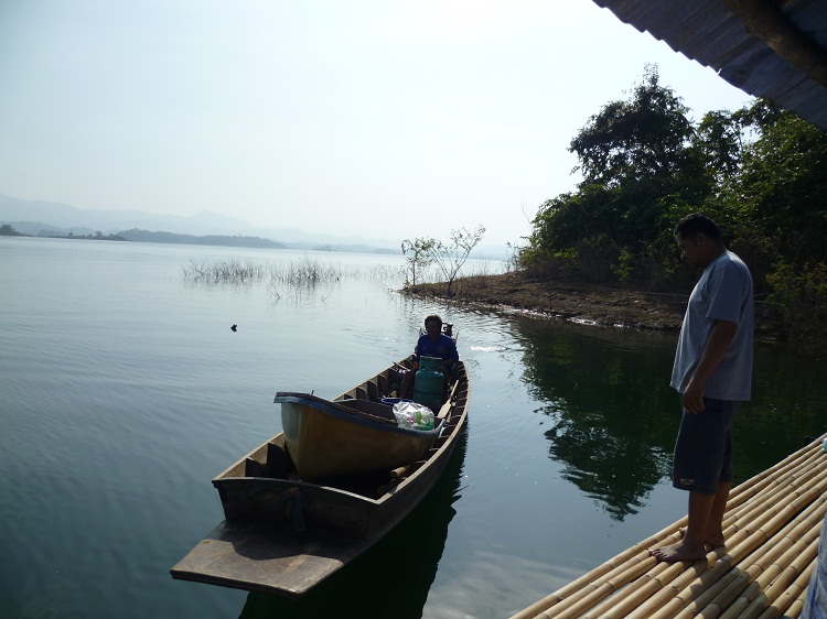 พี่เผือกมาส่งส่วยครับ ถามพี่แก พี่แกบอกปีนี้เต็มทุกแพครับ ถึงขนาดไม่มีแพอยู่บนเกาะก็เอาว่างั้น คนชอบ