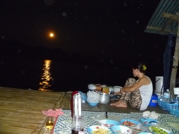 แล้ววันแรกก็ผ่านไป ได้ปลามาตัวเดียว แต่ความสุขที่ได้มาไม่มีกระชังจะใส่เลยครับ มันมากจนล้นกระชัง :gr