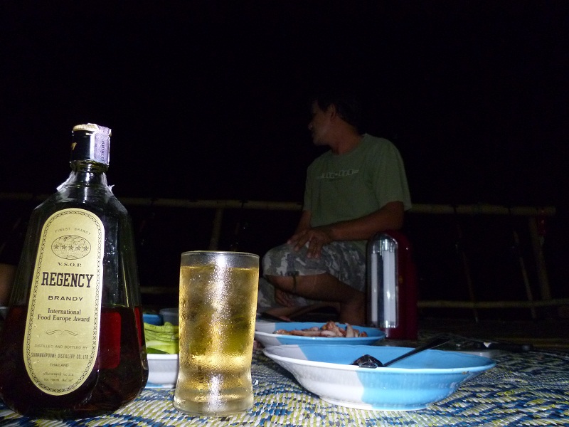 เมื่อวงข้าวจบลง วงสุราก็เริ่มต้น คืนนี้เราตกกันยันเที่ยงคืนแต่หาได้มีสิ่งมีชีวิต มาติดเบ็ดเราได้ :c