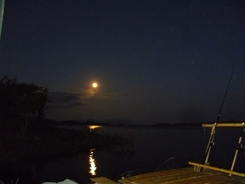 แล้ววงเหล้าก็เงียบลงพร้อมความหนาวเย็นของคืน 15 ค่ำขอตื่นมาอีกที่ตีห้ากว่าๆ ที่เห็นนั้นพระจันทร์นะครั