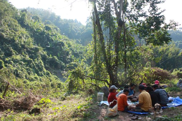 บรรยากาศเป็นตัวปรุงรส ให้รสชาติอาหารมันอร่อยเองครับ :umh: